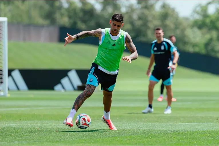 Selección Argentina: Scaloni mantiene tres dudas para definir el equipo que enfrentará a Cabo Verde