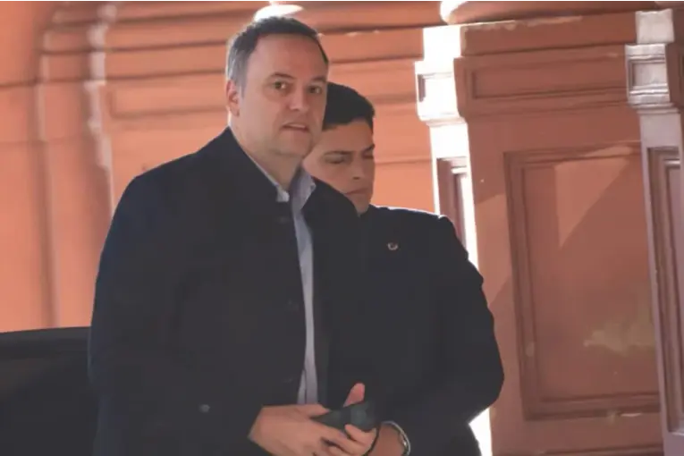 Manuel Adorni renunció al directorio de YPF tras dejar la Jefatura de Gabinete