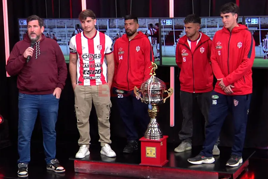 El t&eacute;cnico y parte del equipo campe&oacute;n.