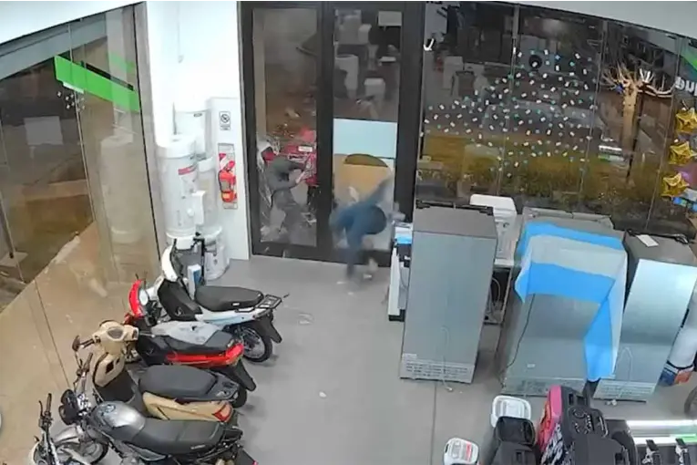 Video: tres delincuentes saquearon un local de celulares en solo 22 segundos