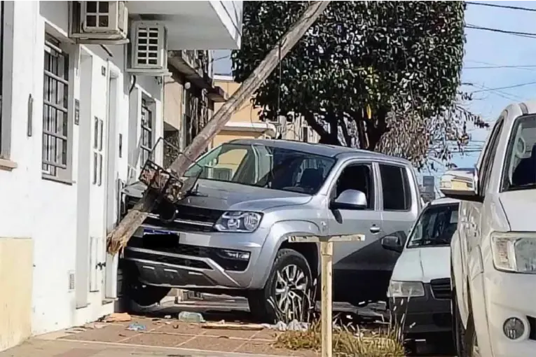 Perdió el control de la camioneta y se incrustó contra una vivienda