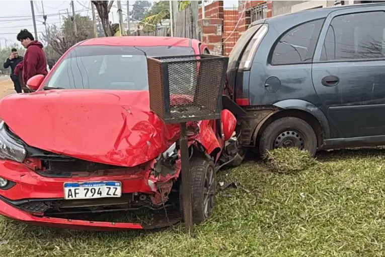 Policía iba a alta velocidad y terminó chocando contra un auto estacionado en Concordia