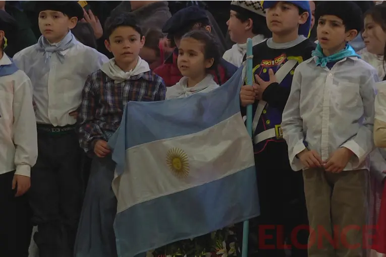 Instituto Siglo XXI unificó los actos por el Día de la Bandera y la Independencia