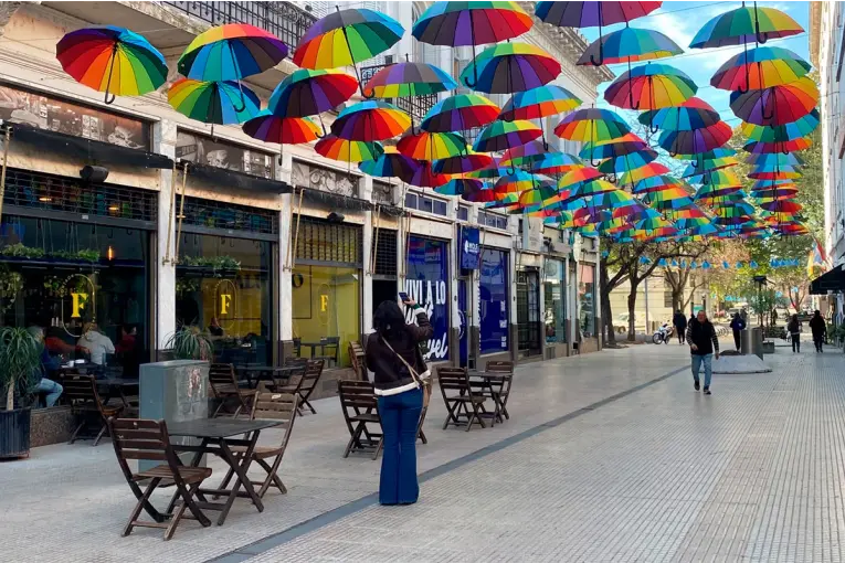 Imágenes: un techo de paraguas multicolores transformó la peatonal de Santa Fe