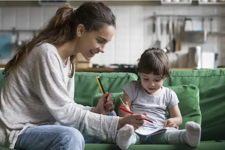 Cuánto cobran las niñeras y cuidadores de adultos en julio 2026 tras el nuevo aumento