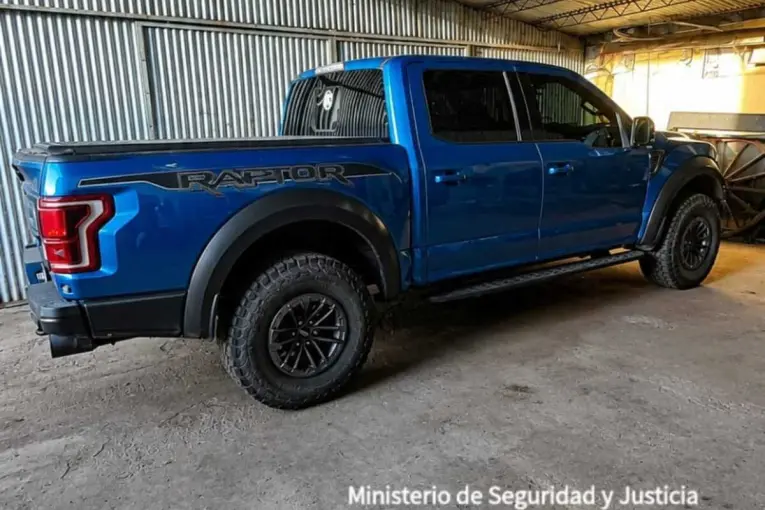 Allanamiento en Chajarí por una presunta estafa con cheques falsos: secuestraron una camioneta