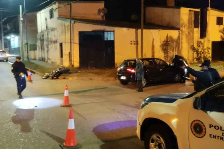 Choque entre una moto y un auto en Concordia: un motociclista resultó herido