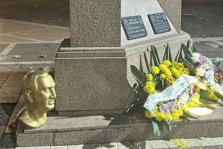 Vandalizaron un busto de Perón en localidad entrerriana y detuvieron a dos jóvenes