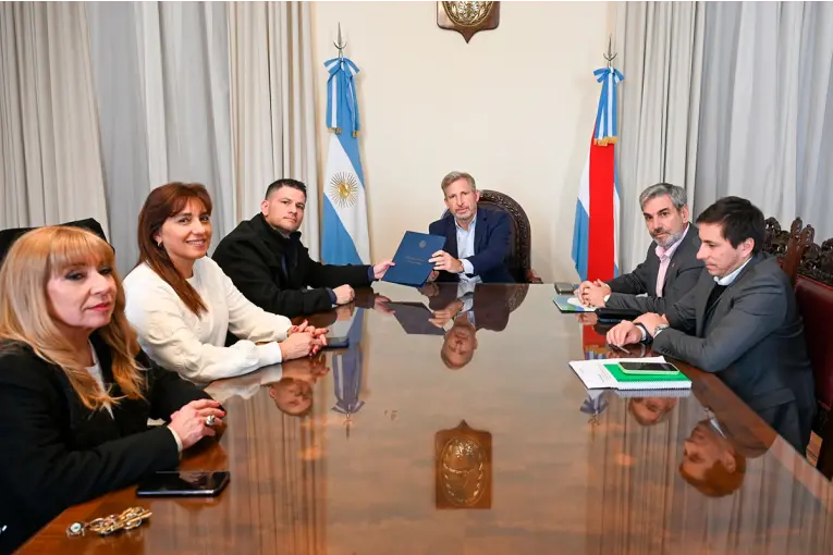El gobernador firmó convenios con municipios y comunas para fortalecer el mantenimiento de caminos