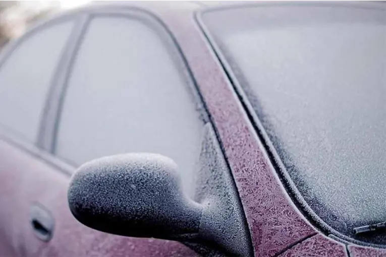 Cómo quitar la escarcha del auto en minutos y sin dañar el parabrisas
