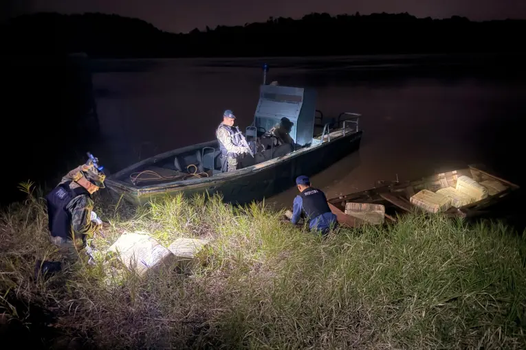 Decomisaron un cargamento multimillonario de droga que trasladaban por el río Paraná