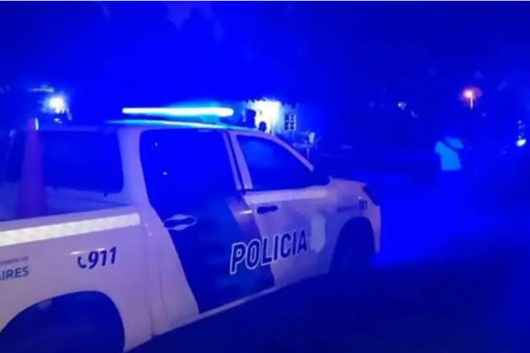 Una adolescente murió en un tiroteo entre bandas y su abuela fue operada de urgencia