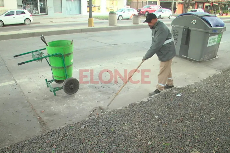 El trabajo silencioso de los barrenderos que mantienen limpia la ciudad desde el amanecer