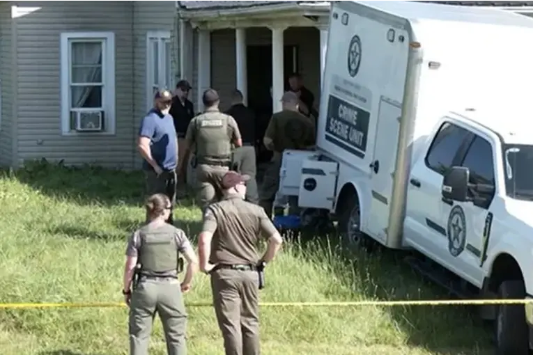 Horror en Estados Unidos: 16 chicos fueron encontrados en una casa rural en condiciones inhumanas