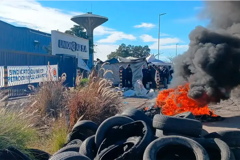 Despedidos en fábrica de baterías: abrirán una instancia de diálogo para intentar destrabar el conflicto
