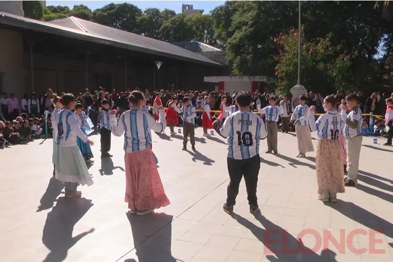 Con bailes, sorteos y un "Messi" sorpresa, una escuela de Paraná celebró la Independencia