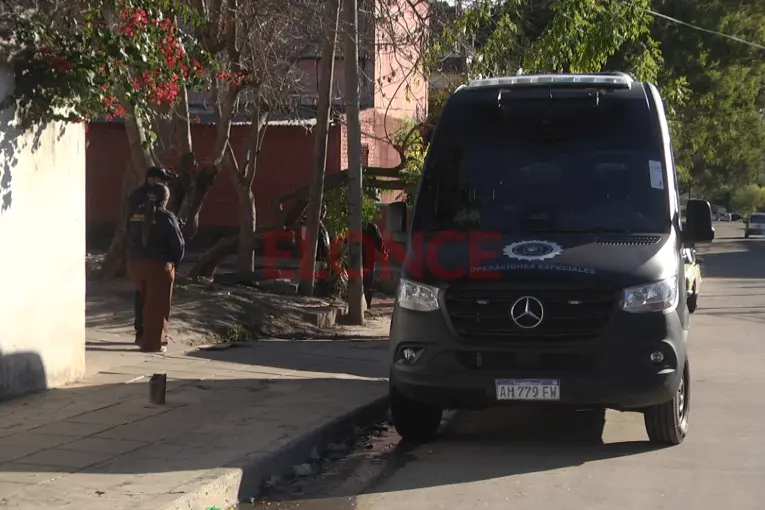 En cuatro días, volvieron a allanar una vivienda por narcomenudeo en barrio Lomas del Mirador II: hay una persona demorada