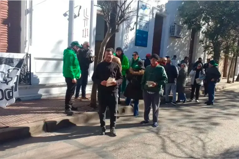 "El básico ronda los $470.000": el reclamo de trabajadores de LT11