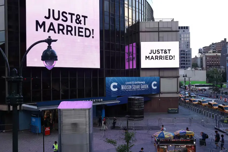 Las pantallas del Madison Square Garden de Nueva York anunciaron el momento del casamiento.
