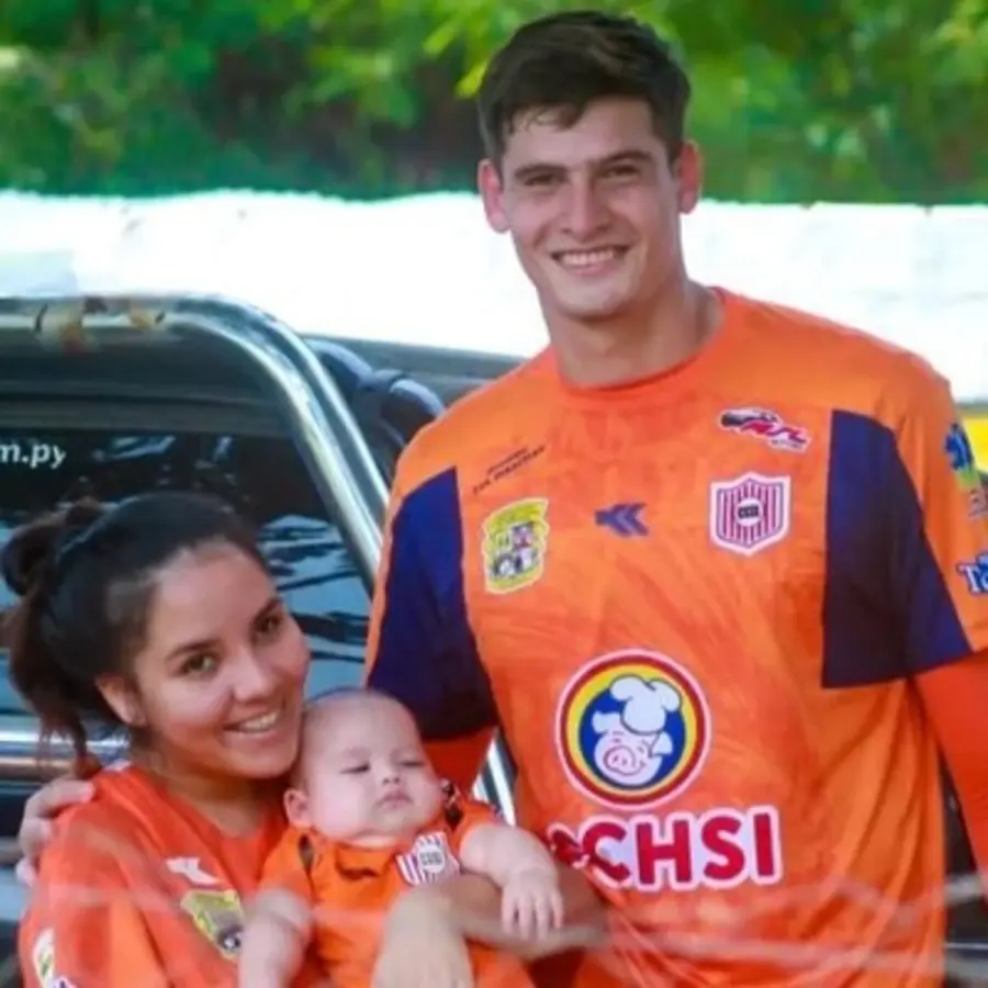 Gill junto a su esposa y su hijo