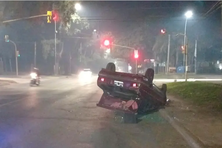 Volcó un auto tras presunta falla mecánica en transitada avenida de Paraná