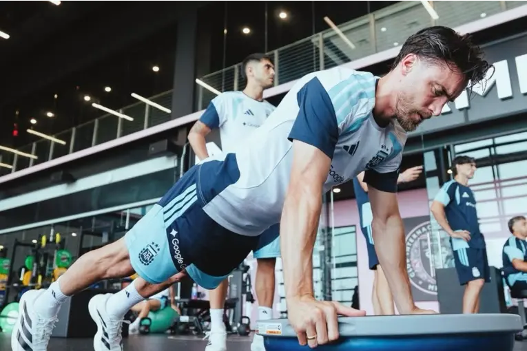 La Selección Argentina entrenó bajo techo por una tormenta y ya piensa en Egipto