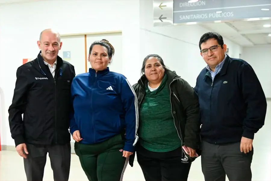 El cirujano Guillermo Dom&iacute;nguez, inventor del sistema, junto a Araceli, 
la mama de Nehit&aacute;n y resto de su familia.