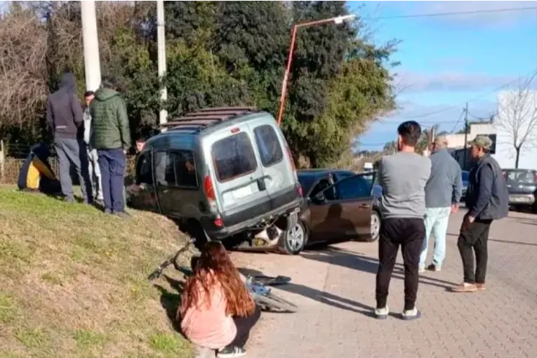 Un utilitario quedó sobre el capot de un auto tras fuerte choque en intersección de calles