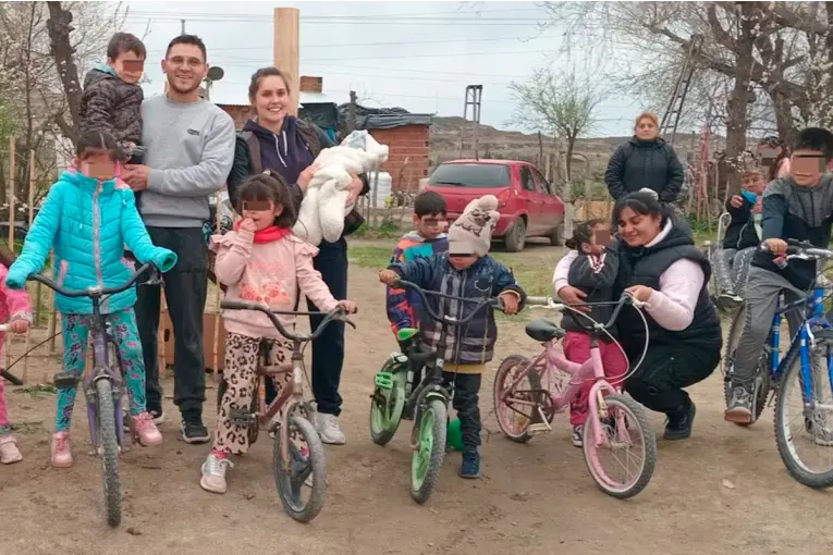 Recuperó 900 bicicletas abandonadas, las arregló y las regala a chicos para transformar chatarra en sonrisas