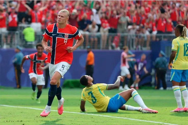 Con doblete de Haaland, Noruega venció a Brasil y jugará los cuartos de final del Mundial