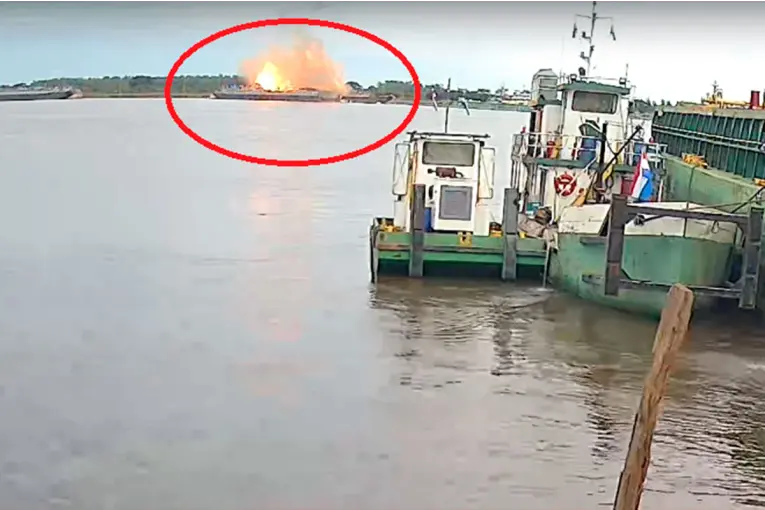 Impresionante explosión de una barcaza cisterna en Paraguay dejó cinco muertos: videos y fotos