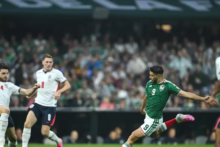 Inglaterra y México disputan un lugar en octavos con un 3 a 1 en el Estadio Azteca