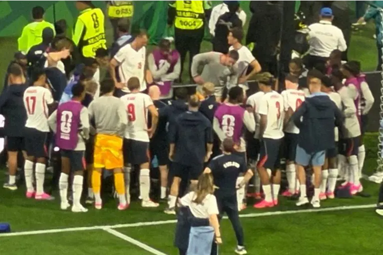 Video: un jugador de Inglaterra se lesionó en los festejos y se perderá el resto del mundial