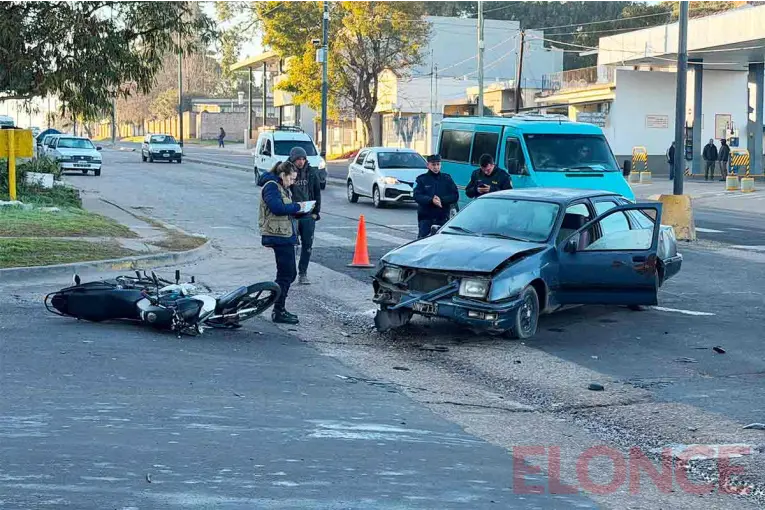 Paraná: motociclista sufrió lesiones tras chocar con un auto cuyo conductor no tenía licencia