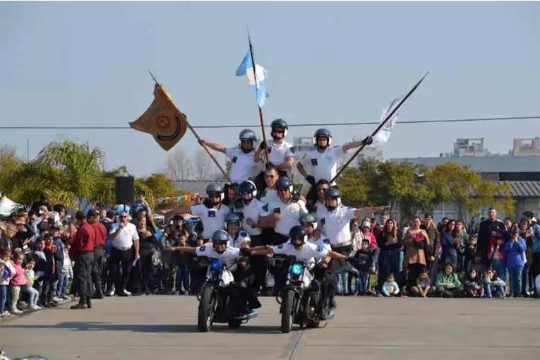 La Brigada Blanca de la Policía Federal Argentina estará en el desfile del 9 de Julio en Gualeguaychú