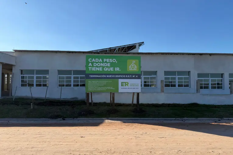 Larroque busca terminar su nueva escuela técnica en 240 días