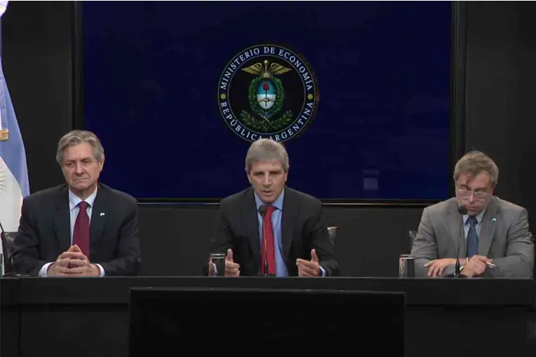 El ministro de Economía presentó el programa financiero de 2027