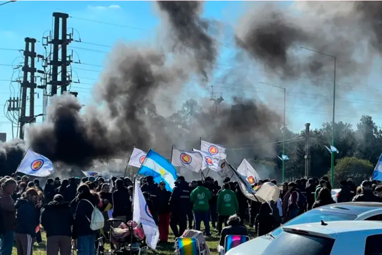 Despedidos de Unión Bat y Pyam protestaron en Gualeguaychú para exigir su reincorporación