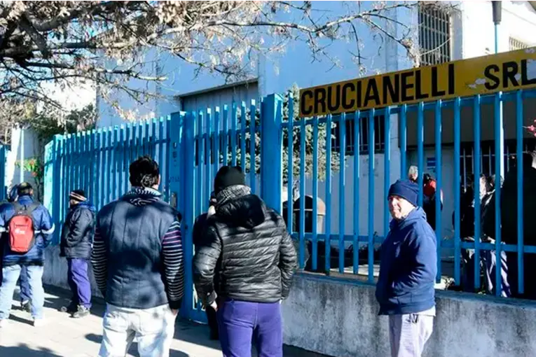 Autopartista cerró sorpresivamente y 20 familias quedaron en la calle