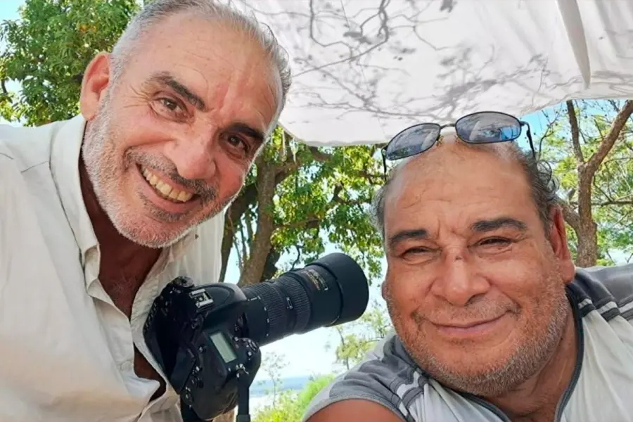 En 2023, integr&oacute; el equipo t&eacute;cnico de la pel&iacute;cula La Emboscada. En esta foto, junto al actor Roly Serrano.