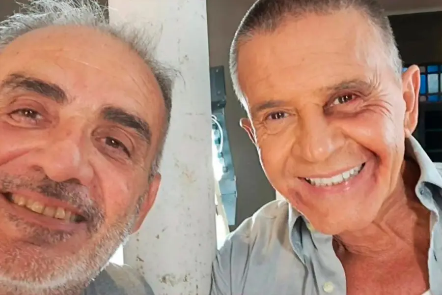 En 2023, integr&oacute; el equipo t&eacute;cnico de la pel&iacute;cula La Emboscada. En esta foto, junto a Osvaldo Laport.