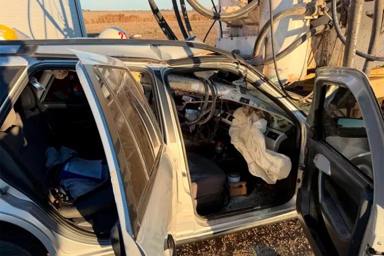 Chocó contra un acoplado sobre la banquina y quedó atrapado: fue rescatado por bomberos