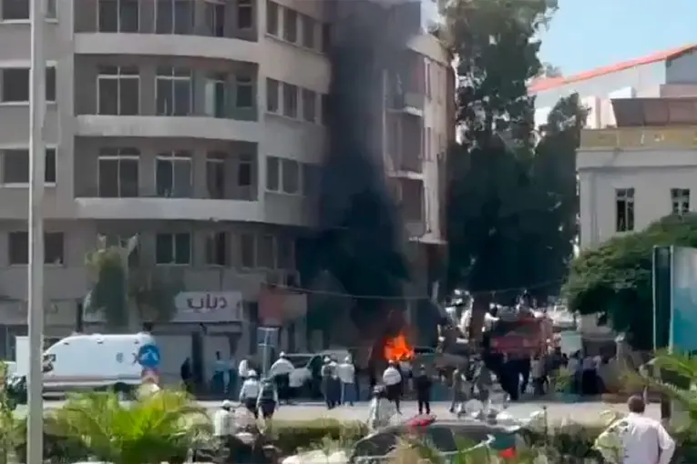 Explosiones frente al hotel donde se alojó Macron en Siria: al menos 18 heridos
