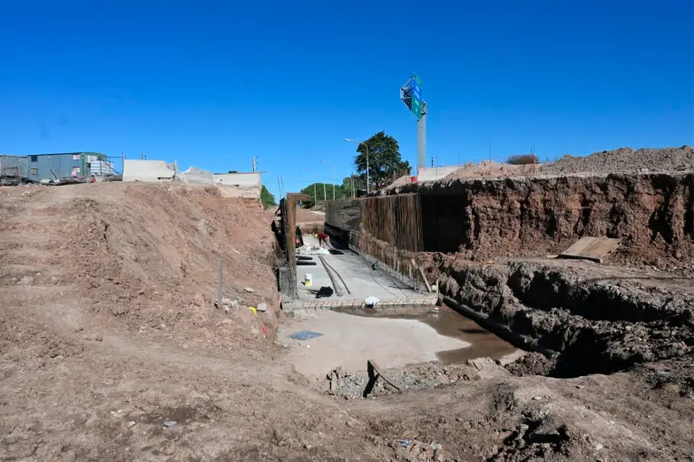 Construyen un túnel peatonal para reconectar barrios divididos por la nueva Avenida Urbana en Paraná