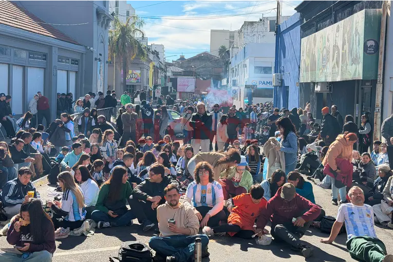 La Fan Zone de Paraná se llenó de color y cábalas para alentar a la Selección Argentina