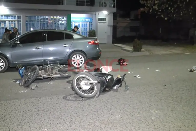 Tres personas fueron hospitalizadas tras un choque entre dos motos y un auto en Paraná