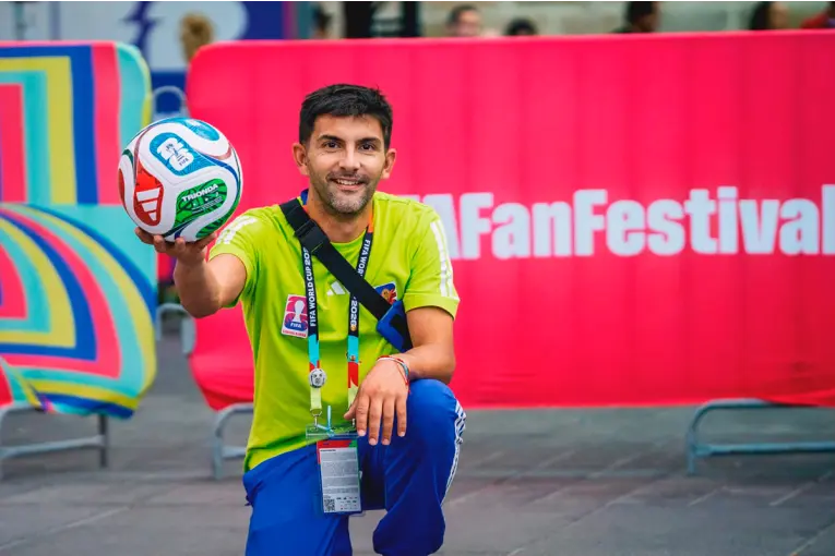 Un crespense coordinó voluntarios de FIFA en el Mundial y fue elegido para un documental oficial