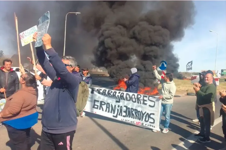 Trabajadores de Granja Tres Arroyos se movilizaron sobre la Ruta 14 para reclamar la reapertura de la planta