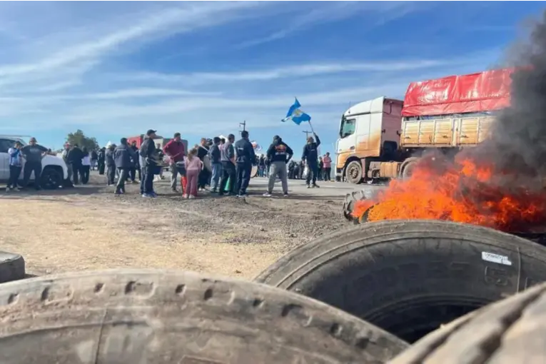 Realizaron bloqueos y protestas en la Ruta 14 por despidos y la crisis industrial en Gualeguaychú