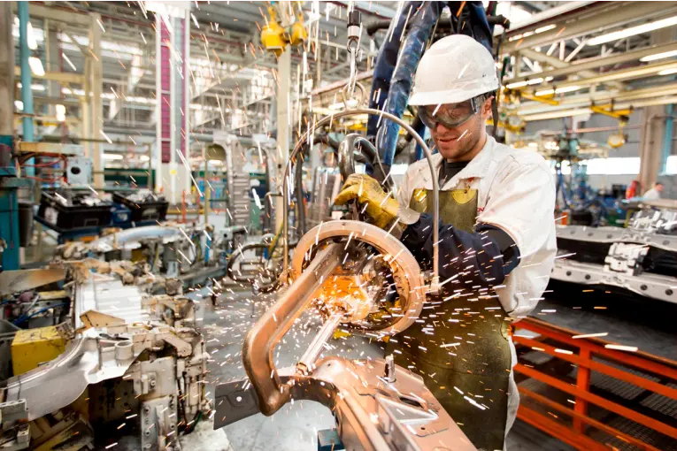 La producción industrial cayó 5,7% en mayo por el desplome de textiles, maquinaria y autos